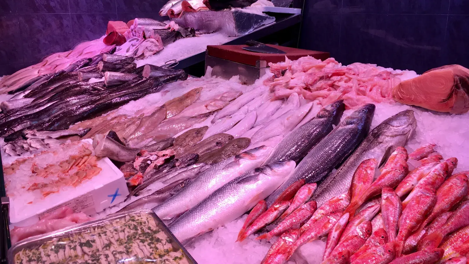 El pescado fresco es una fuente excepcional de nutrientes esenciales para nuestro organismo, Rico en proteinas de alto valor biologico, acidos grasos omega-3 beneficios para el corazon y el cerebro, vitaminas (como la D y la B12) y minerales (como el yodo y el selenio) su consumo regular contribuye a una dieta equilibrada y la prevencion de diversas enfermedades.